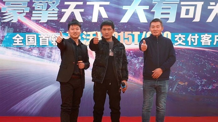 全國(guó)首輛豪沃TH7/WP15T/680馬力牽引車(chē)交車(chē)儀式