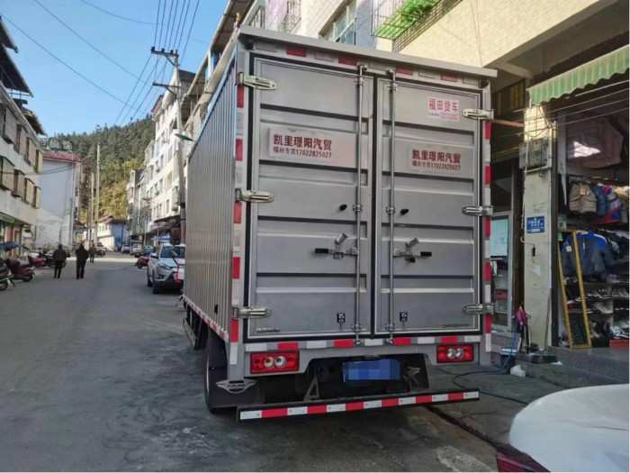 “服裝物流達人”韋新春：輕卡跑長途就選領航M5 開得舒服、賺得更多