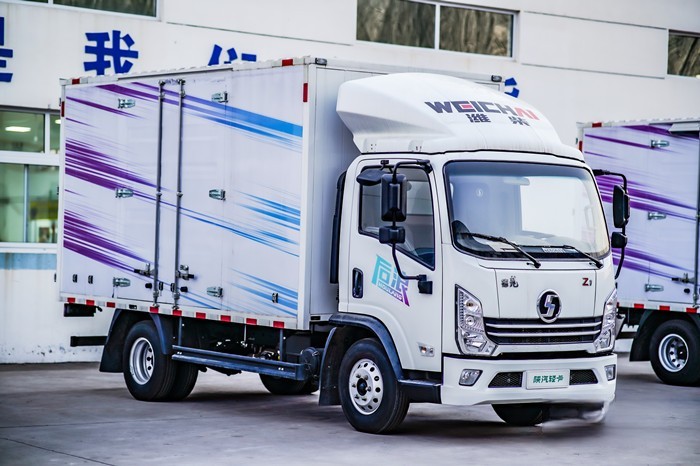 在火爆網(wǎng)絡的《后浪》視頻中有這樣一句話:“如果你們依然需要我們的祝福,那么奔涌吧!后浪。” 近年來,投身物流行業(yè)成為不少年輕人的選擇。他們富有朝氣和夢想,但同時也面臨著缺乏資金、經(jīng)驗、貨源等痛點。作為商用車行業(yè)“新一代擔當”,濰柴新能源商用車切實從用戶利益和真實場景出發(fā),為用戶打造了技術領先、品質(zhì)過硬的“輕卡芯勢力,超值新選擇”后浪輕卡,同時為了應對商超配送、個體販賣、零擔運輸?shù)炔煌毞质袌鲇脩舻男枨螅瑩碛小捌髽I(yè)版”“平臺版”“山區(qū)版”“后浪Pro”多款車型。 企業(yè)版:充分滿足創(chuàng)業(yè)需求 后浪輕卡企業(yè)版在舒適性層面,中控臺采用轎車化軟包設計,同時可以選配7寸液晶儀表及智能大屏可實現(xiàn)人機交互,并匹配更多人性化設計高端乘用化配置。同時全系標配電動空調(diào),讓卡友時刻保持清爽,舒適隨行。 在底盤方面,采用的是黃金動力鏈組合,發(fā)動機選用的是濰柴WP2.3Q140E62發(fā)動機,直列四缸設計,排量為2.289L,最大輸出功率為103kW,最大140馬力,在1600-2400轉時可爆發(fā)峰值扭矩320N.m。傳動系統(tǒng)方面,選用的是法士特5檔手動變速箱,這款變速箱殼體為鋁合金材質(zhì),操作更加簡單。 前橋采用的是2噸級免維護前橋,后橋采用的是4噸級漢德免維護寬輪距后橋,速比為4.875。懸架方面,采用的是前3后3+2片板簧,對于卡友們來說,運營保養(yǎng)占據(jù)養(yǎng)車成本的一大部分,如何降低這部分的成本也是整車企業(yè)為卡友們考慮的重點,后浪企業(yè)版發(fā)動機和后橋均擁有兩年或12萬公里長換油設計,可以減少進站保養(yǎng)的次數(shù)、時間,也可以節(jié)省這一部分的成本。 同時后浪企業(yè)版標配80L塑料油箱,另外也可選裝120L塑料油箱和鋁合金油箱,可以有更長的續(xù)航里程。 平臺版:性價比超高 濰柴新能源商用車根據(jù)購買力對后浪產(chǎn)品細分,就是為了滿足不同分層用戶的需求,而不是簡單的減配降價行為,后浪平臺版瞄準購買力有限的運輸創(chuàng)業(yè)者階層。 后浪平臺版搭載濰柴WP2.3Q140E62,排量2.3L,符合國六排放表現(xiàn),其最大輸出功率為103kW(140馬力),其峰值扭矩達到320N·m。與之匹配變速器采用全斜齒設計,噪音低,換擋輕便,擁有法士特獨有的同步器技術,體積小、重量輕,節(jié)油高效。后橋采用3.5T漢德免維護后橋,板簧采用的是前3后3+2片少片簧設計,承載性能與減震性能都不錯。 后浪平臺版基本滿足了用戶運輸創(chuàng)業(yè)時的核心需求。但是相比于企業(yè)版省掉了備胎和電動空調(diào)設計等一些非核心功能,整車價格下降,讓預算有限的創(chuàng)業(yè)初期用戶買得起、用得起。 山區(qū)版:跑山路如履平地 在山區(qū)運輸?shù)缆飞系耐当疾ǎ閸绲纳降氐缆罚瑥碗s的路況對每位卡友來說都不陌生,非比尋常的路況條件也進一步導致駕駛難度增加,對輕卡產(chǎn)品的硬實力要求也進一步提升。針對山區(qū)類駕駛場景,后浪山區(qū)版給出了更優(yōu)的解決方案。 后浪山區(qū)版最亮眼的莫過于動力配置,各種陡坡都能輕松迎難而上,搭載濰柴WP2.3NQ150E61發(fā)動機,排量為2.3L,最大輸出功率達到150馬力,是目前行業(yè)同排量最大馬力發(fā)動機,動力高能澎湃。傳動系統(tǒng)與之匹配的是8擋法士特變速箱,型號為C8J45TA,該變速箱為超速擋設計,其頭擋速比為7.46,最高擋速比為0.714。相較于市面上的五擋、六擋變速箱,8擋變速箱的速比級差小,既能保證輸出強勁動力匹配,還能確保動力損失最小,適用于有山區(qū)或者重載復雜運輸工況。 此外后橋采用3.5噸級后橋,速比為4.875,可滿足絕大部分工況需求。整體動力鏈匹配使得整車非常適用于山區(qū)或非良好路況行駛,運輸重型貨物更為適合。 俗話說“上山容易,下山難”,對于西南地區(qū)的路況來說,開車不是在上山就是在下山,所以應對這樣得路況除了要具備優(yōu)秀的動力之外,還要具備優(yōu)秀的車輛穩(wěn)定性和制動力,這樣才能保障車輛的行車安全。整車前后制動蹄片加寬,隨時給出更快速的超強響應,制動力更強,所需要的剎車距離更短,時刻領先行業(yè)要求。 后浪Pro:動力性能直接拉滿 為了滿足新一代用戶需求,濰柴新能源商用車特推出后浪Pro,在后浪的基礎上以全方位優(yōu)化的性能,積極響應用戶需求。 既然是Pro版本,那么配置肯定是要拉高一點,后浪Pro采用目前行業(yè)同排量最大馬力的濰柴WP2.3NQ150E61發(fā)動機,最大動力輸出達到了150馬力,而這款發(fā)動機將會成為很多追求動力、性能的卡友首選,就動力表現(xiàn)而言,其已經(jīng)可以媲美3.0L發(fā)動機。 綜合體驗下來,后浪輕卡不失為創(chuàng)業(yè)后浪們的首選車型。以輕卡智變動力系統(tǒng)、第三代日系底盤技術和智慧化配置系統(tǒng)構筑成“超高效節(jié)能創(chuàng)業(yè)輕卡”,為創(chuàng)業(yè)后浪們帶來更高效、更省心省錢的運輸體驗。