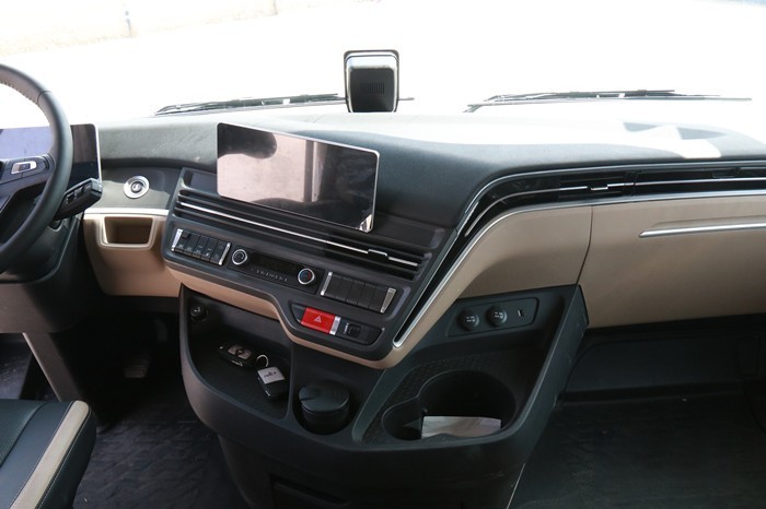 陜汽重卡X6000 680旗艦版首批交付暨100臺戰略協議簽訂