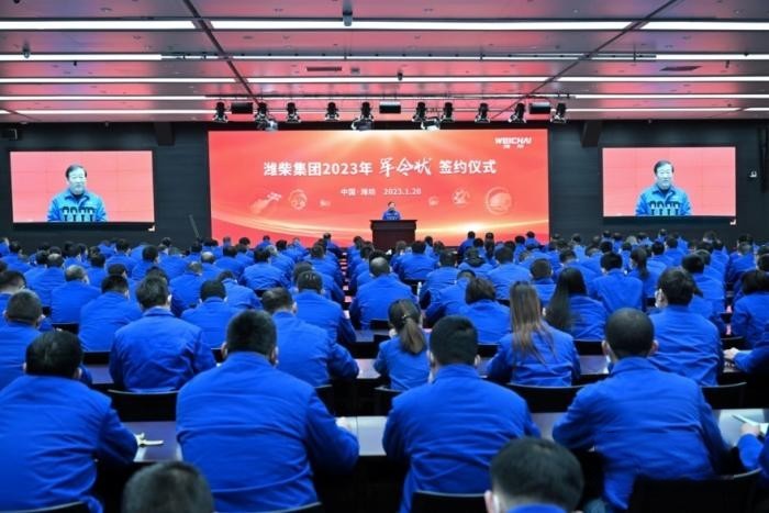 2023年3月8日，是習近平總書記對濰柴集團發(fā)展作出重要指示五周年，當天上午9點，濰柴集團召開“心無旁騖攻主業(yè)建設世界一流強企”千人專題會議，重溫總書記重要指示，號召全體員工牢記囑托，堅定不移沿著總書記指引的道路前行，奮力書寫更加亮麗的“新答卷”。