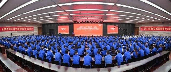 2023年3月8日，是習近平總書記對濰柴集團發(fā)展作出重要指示五周年，當天上午9點，濰柴集團召開“心無旁騖攻主業(yè)建設世界一流強企”千人專題會議，重溫總書記重要指示，號召全體員工牢記囑托，堅定不移沿著總書記指引的道路前行，奮力書寫更加亮麗的“新答卷”。