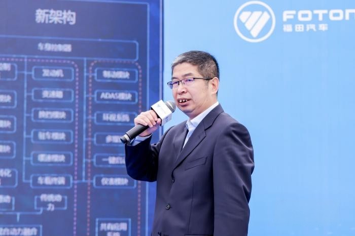 福田汽車工程研究總院輕卡技術中心主任張文明講解歐馬可智藍E系列純電產品