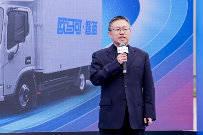 歐航歐馬可事業部產品副總裁鮑永明講解全新一代歐馬可智藍HS混動產品