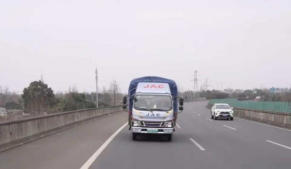 混動1號·駿鈴聚寶盆城內(nèi)城際暢通無憂，為成都涂老板創(chuàng)造更多價值！