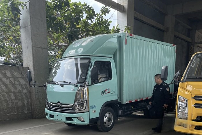 讓出行更安全，奧鈴M卡成為海口“亮尾行動”教案車