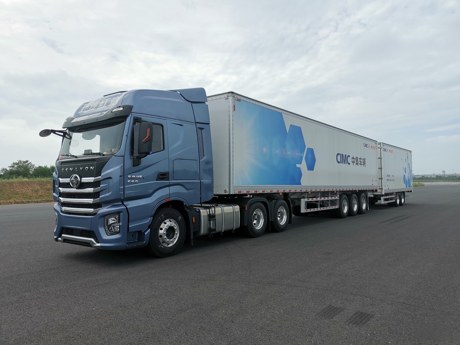 上汽紅巖聯(lián)同國(guó)內(nèi)首款雙掛汽車(chē)列車(chē)亮相“2023年安全高效綠色智能