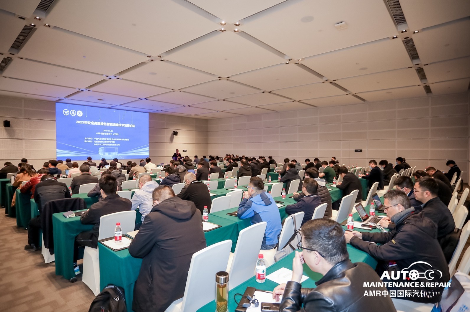 上汽紅巖聯(lián)同國(guó)內(nèi)首款雙掛汽車(chē)列車(chē)亮相“2023年安全高效綠色智能