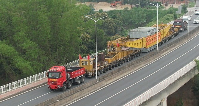 總牽引質量500噸! 新款奔馳Arocs SLT福廈“北電南送”工程大件首運