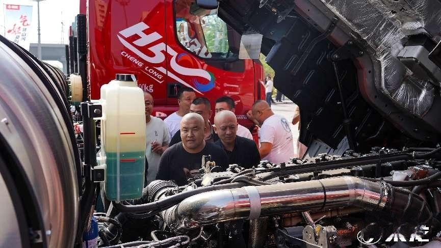 現(xiàn)場訂車695臺，乘龍H5超輕版玉柴LNG晉中上市