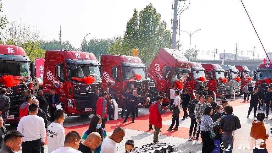 現(xiàn)場訂車695臺，乘龍H5超輕版玉柴LNG晉中上市