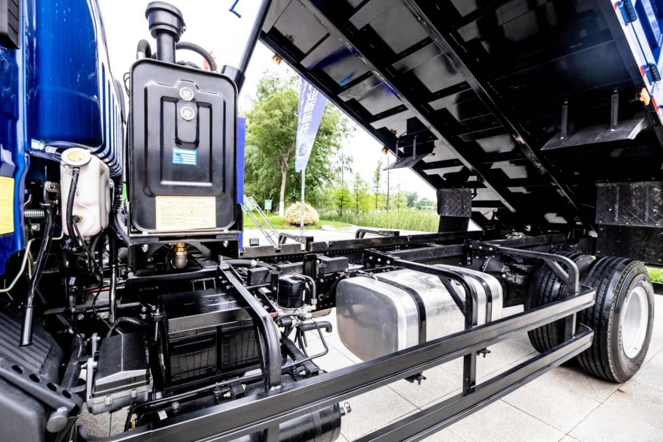 “五大極致”定義行業(yè)新標桿!江淮1卡工程車S系大黃牌正式上市