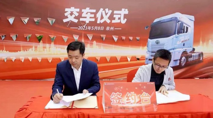 一汽解放青汽&福建宜送：50臺(tái)JH6 4×2快遞牽引車圓滿交付