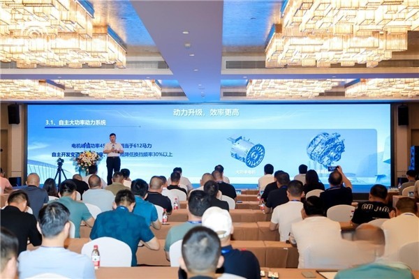 踐行“用戶共創(chuàng)” 宇通重卡全系新品共創(chuàng)大會在鄭舉行