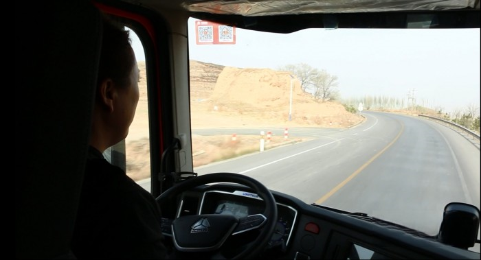 卡車女司機(jī)蘭蘭與全新一代豪沃MAX燃?xì)廛囘\(yùn)煤路上燃擎創(chuàng)富