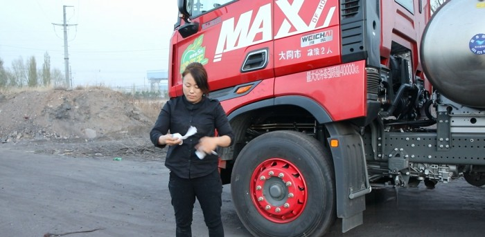 卡車女司機(jī)蘭蘭與全新一代豪沃MAX燃?xì)廛囘\(yùn)煤路上燃擎創(chuàng)富