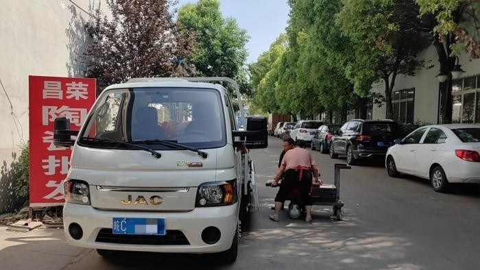 中年夫妻做建材瓷磚運(yùn)輸 開江淮1卡愷達(dá)創(chuàng)造幸福生活