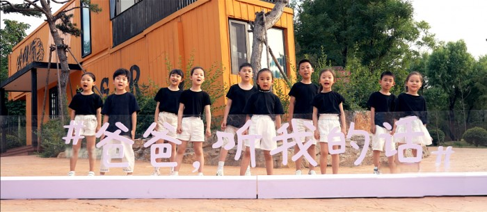 在剛剛過去的父親節(jié),中國重汽推出了一首《爸爸,你是我的超級(jí)英雄》原創(chuàng)音樂MV,向天下父親致以節(jié)日的問候,這已是中國重汽第二次專門為父親節(jié)推出音樂作品。