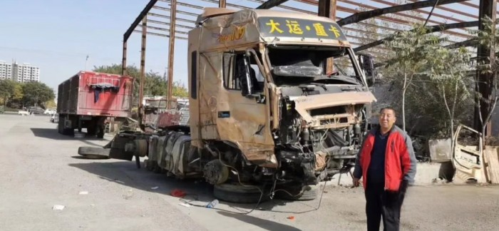 駕駛大運重卡不慎掉落山溝，結局讓人意想不到