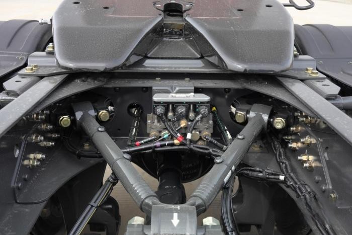 乘龍H7康明斯530馬力LNG牽引車重磅出擊，助力卡友創(chuàng)富之路