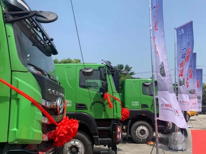 油電齊頭并進 100輛紅巖新型智能渣土車上海交付