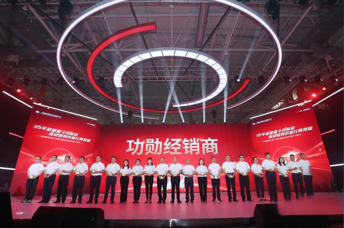 慶祝解放青汽建廠55周年暨第2600000輛車下線儀式隆重舉行