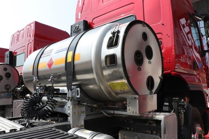 乘龍H5超輕版LNG牽引車,降本增效的靠譜選擇