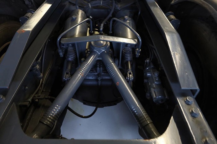 大梁兩側的附件完全隱藏于側裙板內