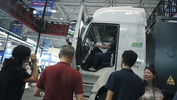 技術(shù)融合加速向新轉(zhuǎn)綠 上汽紅巖智能網(wǎng)聯(lián)新能源重卡亮相2023智博會