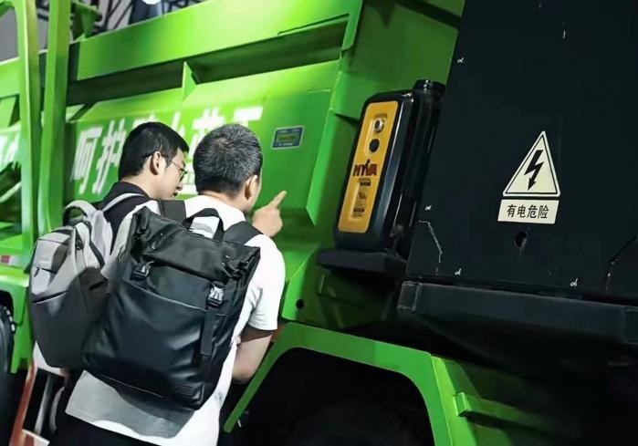 技術(shù)融合加速向新轉(zhuǎn)綠 上汽紅巖智能網(wǎng)聯(lián)新能源重卡亮相2023智博會