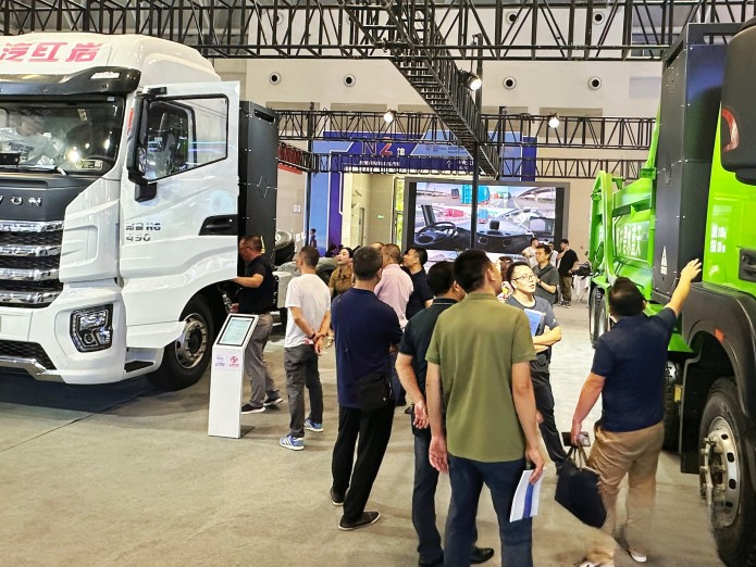 技術(shù)融合加速向新轉(zhuǎn)綠 上汽紅巖智能網(wǎng)聯(lián)新能源重卡亮相2023智博會