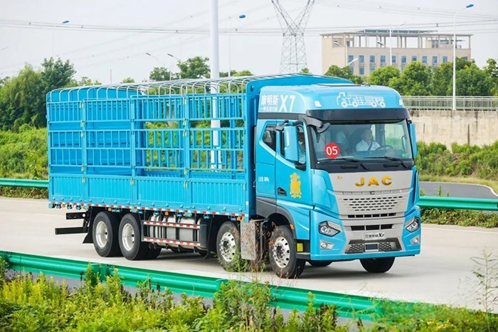 江淮星耀X7 8×4載貨車：康明斯一體化動力鏈+高強鋼車架+全新平臺X7駕駛室