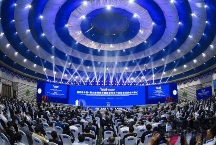 聯合重卡新能源牽引車亮相中蒙博覽會