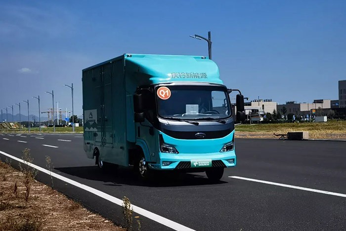 慶鈴EVM600純電動輕卡，一舉奪獲輕型貨廂組（輕卡組）全能金獎、最佳節(jié)能能力獎、最佳續(xù)航能力獎、最佳動力性能獎、最佳制動性能獎五項大獎。