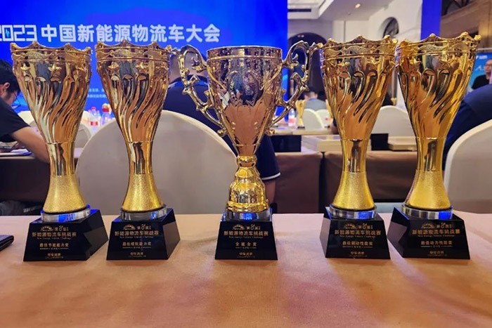 慶鈴EVM600純電動輕卡，一舉奪獲輕型貨廂組（輕卡組）全能金獎、最佳節(jié)能能力獎、最佳續(xù)航能力獎、最佳動力性能獎、最佳制動性能獎五項大獎。