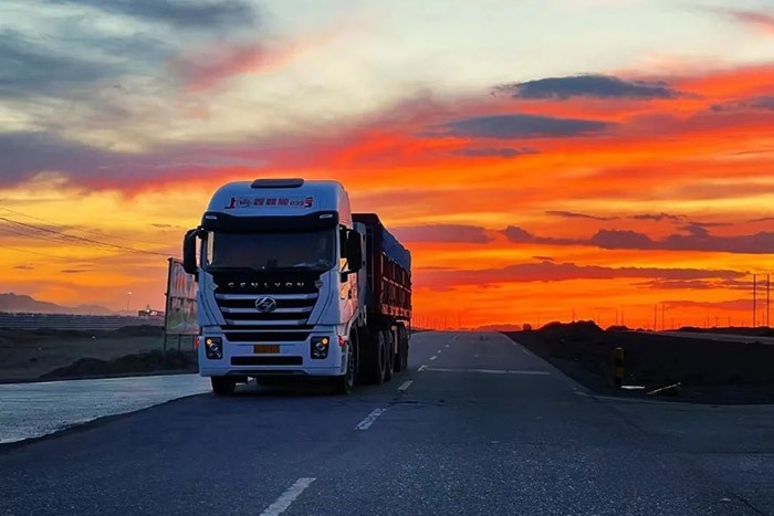 在砂石料煤炭運輸場景中總是不乏上汽紅巖NG重卡的身影,其中一個重要原因就是它夠省,接下來我們就來具體算算到底有多省!