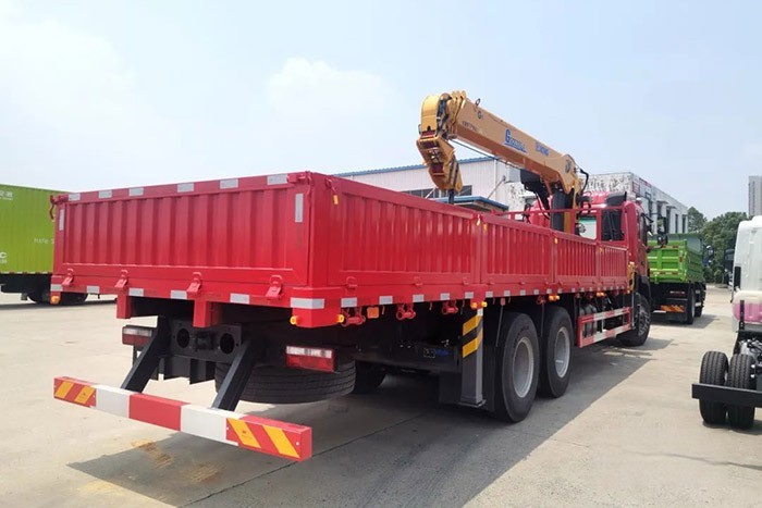 江淮格爾發6×4隨車吊，憑借卓越的設計和極強的承載力，在多種復合場景中都交出了優異的答卷，獲得了一眾卡友的青睞。