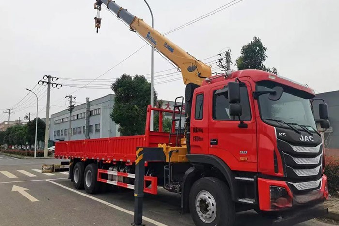 江淮格爾發6×4隨車吊，憑借卓越的設計和極強的承載力，在多種復合場景中都交出了優異的答卷，獲得了一眾卡友的青睞。