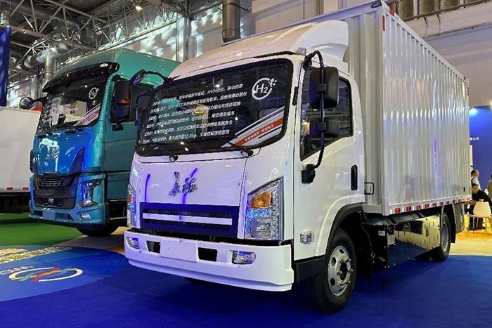 長征1號液氫重卡是新一代氫能重卡產品，整車搭載了未勢能源新研發的“木星”車載液氫儲氫系統，該系統可加注80kg以上液氫，質量儲氫密度達到8wt%，整車續航里程可突破1000公里。