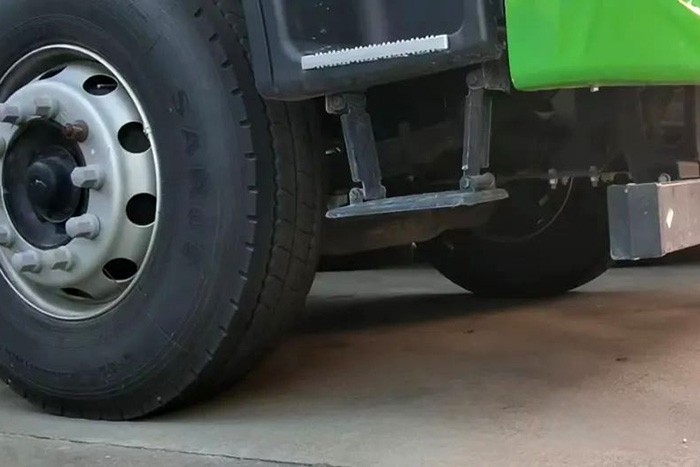 格爾發(fā)8×4自卸車是一款集“裝、運、卸”為一體的綜合性運輸自卸車，專門針對砂石、基建、渣土等復(fù)雜工況打造。