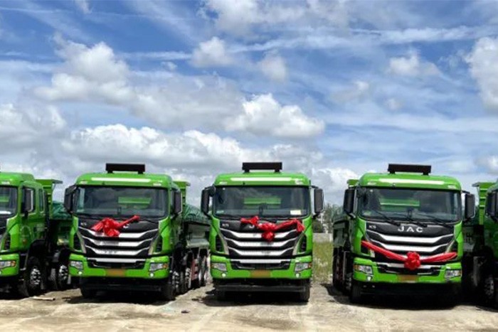 格爾發(fā)8×4自卸車是一款集“裝、運、卸”為一體的綜合性運輸自卸車，專門針對砂石、基建、渣土等復(fù)雜工況打造。