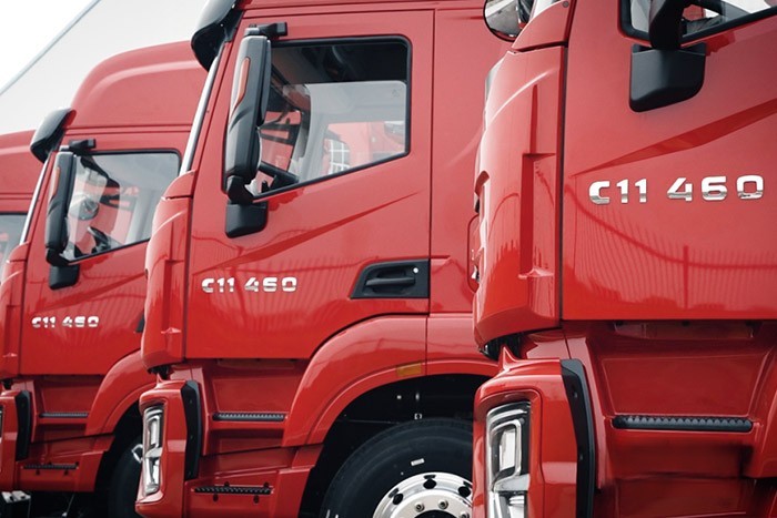 上汽紅巖危化品定制車輛正式交付比亞迪汽車工業(yè)有限公司，雙方強強攜手，共同加快“向新轉(zhuǎn)綠”步伐。上汽紅巖危化品重卡將憑借高安全性、強時效性等優(yōu)勢，助力比亞迪能源電池物流運輸更加高效、順利。