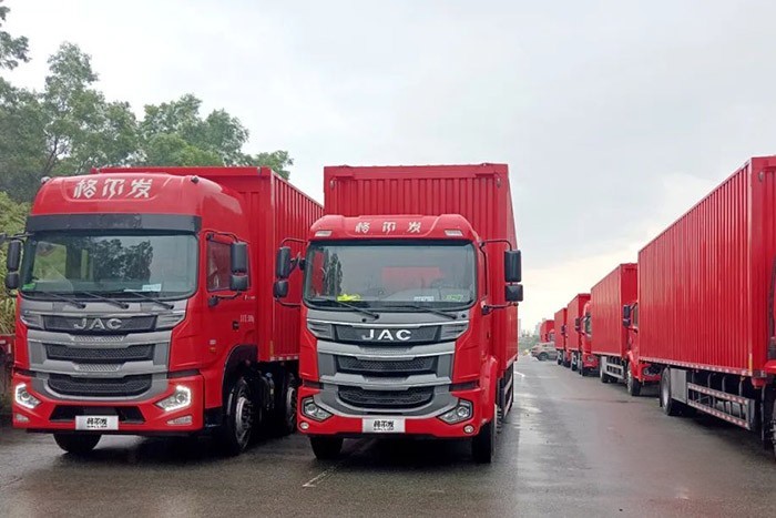 此次與車企大客戶簽訂120輛重卡戰略合作協議,也再次向市場證明了江淮重卡的卓越性能與高端品質。