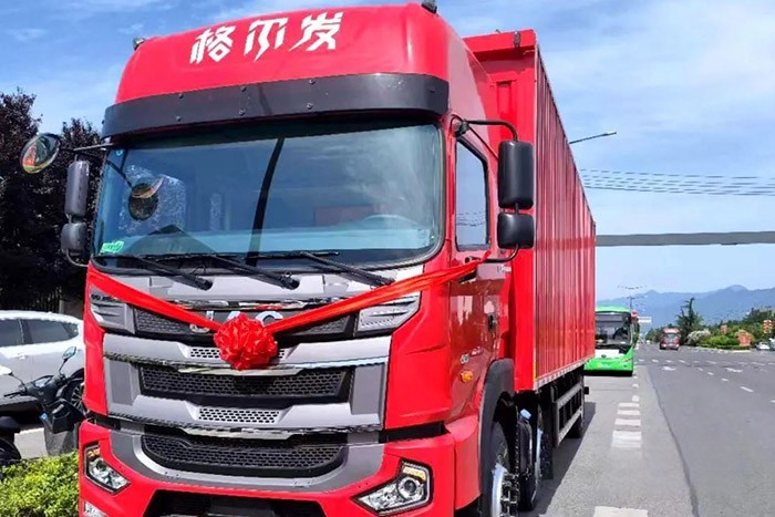 此次與車企大客戶簽訂120輛重卡戰略合作協議,也再次向市場證明了江淮重卡的卓越性能與高端品質。